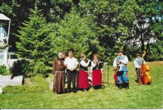 Odpust ku czci św. Anny. Koniec XX lub początek XXI w. Na zdjęciu z lewej strony o. Jan Maria Sochocki OFMCap, gwardian i proboszcz parafii pw. Matki Bożej Fatimskiej w Terliczce wraz zespołem ludowym Ziemi Rzeszowskiej. 