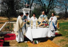 Dnia 3 maja 1995 r. miało miejsce poświęcenie figury Matki Bożej przez ks. Edwarda Lorenca z Dobromila, który przewodniczył Mszy św., którą koncelebrował ks. proboszcz Piotr Sawczak i innymi kapłanami. W latach 1994-1995 odrestaurowano figurę Matki Bożej, oraz zbudowano postument z gablotą przeznaczoną dla tej figury. W pracach tych zaangażowani byli przede wszystkim p. organista Jan Pstrąg, p. Jan Pietruszka oraz p. Eugenia Kotla.