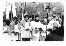 Przygotowanie do procesji. Z prawej strony ks. Jan Baszak, niosący Ewangeliarz. 