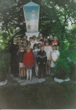 Siostra Limma, s. Krzysztofa, i s. Danuta z dziećmi uczęszczającymi na katechizację. Sąsiadowice 2000 r.