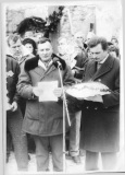 Przekazanie kluczy od kościoła przez p. Józefa Krzysztanowicza (z prawej) ks. proboszczowi Piotrowi Sawczakowi. Pan Franciszek Żuk (z lewej) czyta przywitanie i prośbę o otwarcie kościoła. Prośbę kieruje do o. Rafała Kiernickiego który przewodniczył uroczystej liturgii. 