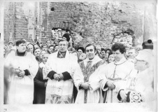 Niektórzy księża biorący udział w tej uroczystości. Z prawe: o. Rafał Kiernicki, ks. Gerard Liryk, ks. Józef Legowicz, ks. Kazimierz Mączyński. 